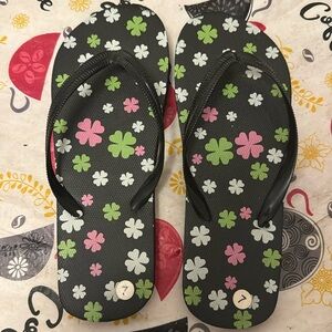 Women’s Black Multicolor Floral Flip Fops Thongs Sz 7 NWOT